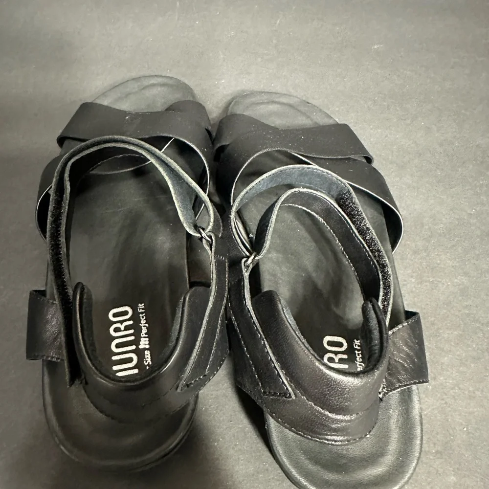 Munro Black Leather Sandals size 9.5 pre owned Exellent condition.